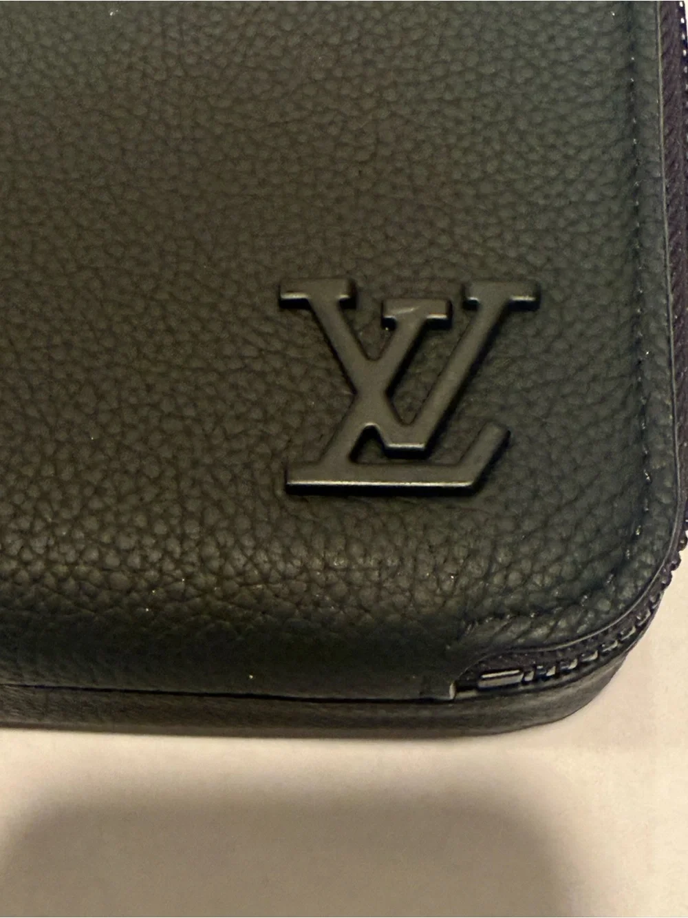 Louis Vuitton Black Men's Leather wearable wallet Aerogram